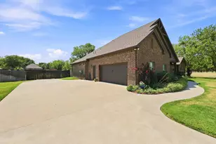 603 E Burks St, Pilot Point, TX 76258 - Photo 37
