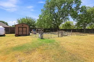 603 E Burks St, Pilot Point, TX 76258 - Photo 31