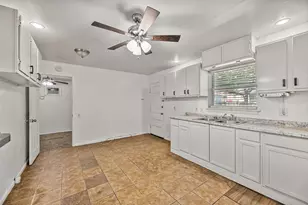 1017 E Spurgeon St, Fort Worth, TX 76115 - Photo 9
