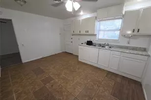 1017 E Spurgeon St, Fort Worth, TX 76115 - Photo 13
