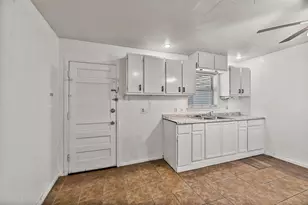 1017 E Spurgeon St, Fort Worth, TX 76115 - Photo 11