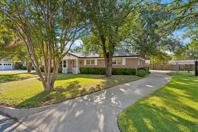 512 Brown Trail Court, Hurst, TX 76053 - Photo 3