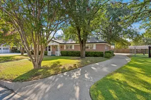 512 Brown Trail Ct, Hurst, TX 76053 - Photo 3