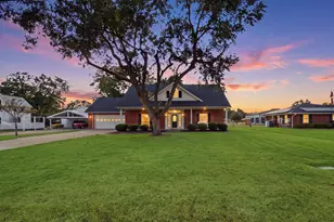 400 S College St, Pilot Point, TX 76258 - Photo 1
