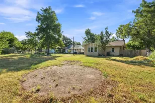 202 E Ave E, Rosebud, TX 76570 - Photo 25