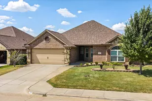 122 Donna Cir, Granbury, TX 76049 - Photo 3