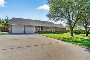 215 Mistletoe Ln, Keene, TX 76059 - Photo 3