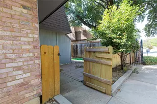 2149 Fleur De Lis Ct, Arlington, TX 76012 - Photo 3