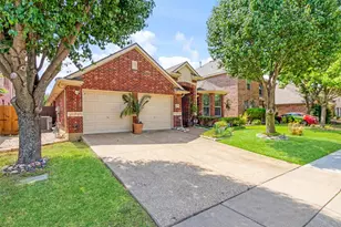 2703 Cove Dr, Grand Prairie, TX 75054 - Photo 3
