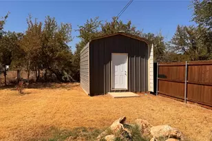 2804 Cedarhill St, Granbury, TX 76048 - Photo 5