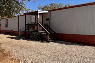 2804 Cedarhill St, Granbury, TX 76048 - Photo 3