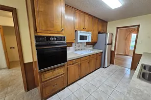 1109 W Redbud Dr, Hurst, TX 76053 - Photo 5