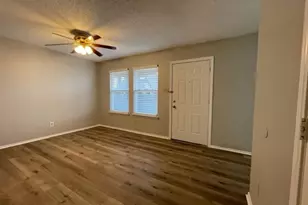 327 SE 3rd St, Grand Prairie, TX 75051 - Photo 3