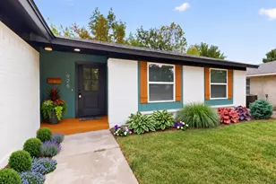 926 SE 3rd St, Grand Prairie, TX 75051 - Photo 1