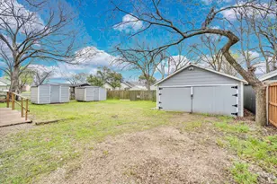 205 W Latimer St, Ennis, TX 75119 - Photo 25