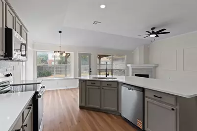 718 W Lonesome Dove Trail, Arlington, TX 76001 - Photo 5