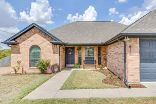 613 E 1st St, Weatherford, TX 76086 - Photo 3