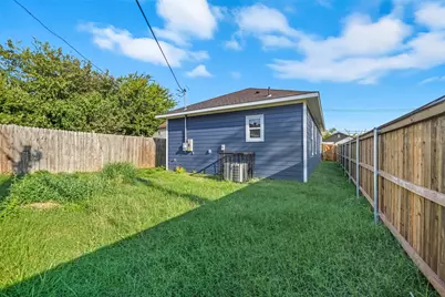 914 E Tucker Street, Fort Worth, TX 76104 - Photo 15