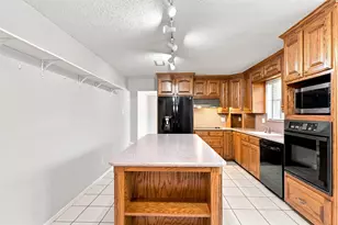 3904 Shady Valley Dr, Arlington, TX 76013 - Photo 11