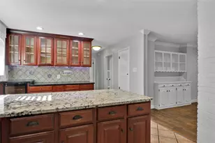 2706 Oak Cliff Ln, Arlington, TX 76012 - Photo 17