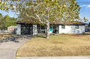 1306 Hulme St, Bowie, TX 76230 - Photo 3