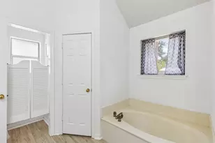 6215 Sandybrook Dr, Arlington, TX 76001 - Photo 17
