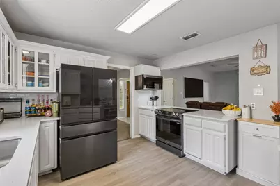 6215 Sandybrook Drive, Arlington, TX 76001 - Photo 9