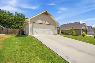 211 Clover Cir, Weatherford, TX 76086 - Photo 5