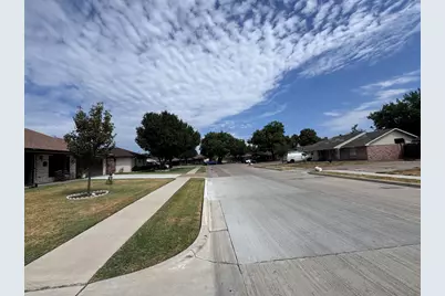 1610 Kingston Drive, Grand Prairie, TX 75051 - Photo 5