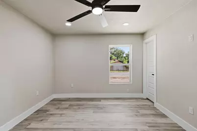 905 N Wood Street, Cleburne, TX 76033 - Photo 11