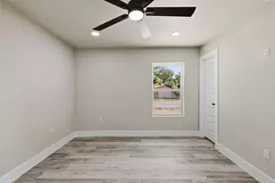 905 N Wood St, Cleburne, TX 76033 - Photo 11