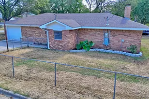 105 E Pecan St, Saint Jo, TX 76265 - Photo 29
