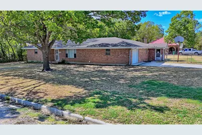 105 E Pecan Street, Saint Jo, TX 76265 - Photo 1