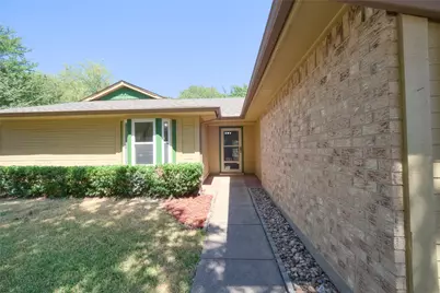 2336 Carlisle Court, Grand Prairie, TX 75052 - Photo 5