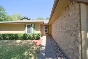 2336 Carlisle Ct, Grand Prairie, TX 75052 - Photo 5