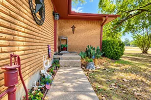 800 Kerry Ln, Azle, TX 76020 - Photo 3
