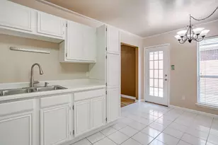 704 Charles City Dr, Arlington, TX 76018 - Photo 9
