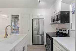 1424 Meadowood Village Dr, Fort Worth, TX 76120 - Photo 11