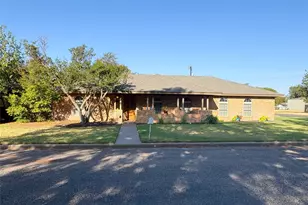 2802 Wood St, Vernon, TX 76384 - Photo 3
