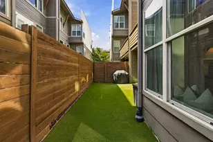 2472 Thatcher Dr, Dallas, TX 75206 - Photo 29
