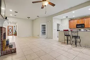 2707 Meadow Lake Dr, Grand Prairie, TX 75050 - Photo 11