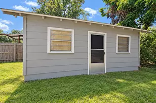 224 E 9th St, Bonham, TX 75418 - Photo 3