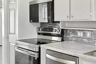 605 NE 33rd St, Grand Prairie, TX 75050 - Photo 9