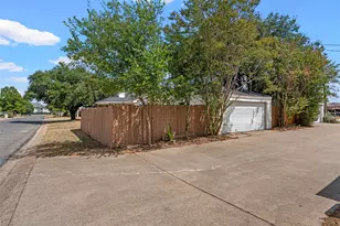 1301 Chapel Creek Rd, Waco, TX 76712 - Photo 3