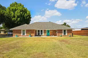 1710 Vineyard Rd, Grand Prairie, TX 75052 - Photo 1