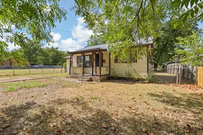 706 W Lone Star Avenue, Cleburne, TX 76033 - Photo 3