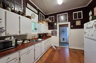 736 N Robinson St, Cleburne, TX 76031 - Photo 3