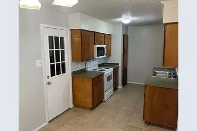 806 Phillips Drive, Ennis, TX 75119 - Photo 7