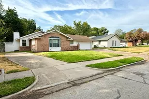 1924 Canterbury St, Irving, TX 75062 - Photo 5