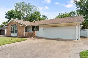 1924 Canterbury St, Irving, TX 75062 - Photo 3